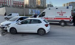 İki otomobilin çarpışması sonucu 2 kişi yaralandı
