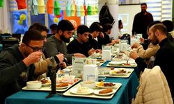 Farklı ülkelerden öğrenciler aynı sofrada