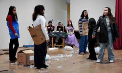 Genç tiyatrocular “Plastik Rüyalar” ile sahne aldı