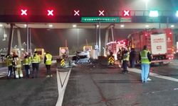 Gişelerde otomobil takla attı: 2 yaralı