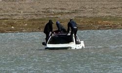 Otomobille girdikleri gölde mahsur kaldılar