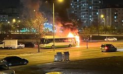 Halk otobüsü alev aldı; Otobüsün servis dışı olması faciayı önledi
