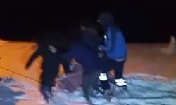 85 yaşındaki hasta leğenle taşınarak ambulansa ulaştırıldı