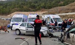 İki ayrı trafik kazasında 8 kişi yaralandı