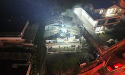 2 katlı evin çatısı alevlere teslim oldu