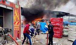 İnşaat deposunda yangın: Ekipler ve vatandaşlar ortak müdahaleyle söndürdü