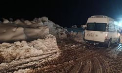 Kar ve heyelan ulaşımı aksattı. Mahsur kalan vatandaşlar kurtarıldı
