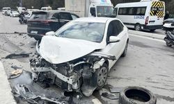 Karşı şeride geçti, 4 araç birbirine girdi: 4 yaralı