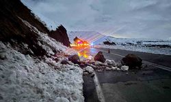 Kaya parçaları karayoluna düştü! Araç sürücüsü son anda kazadan kurtuldu