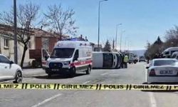 Otomobille çarpışan öğrenci servisi devrildi