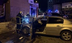 Kazada savrulan otomobil duvarı yıktı: 1’i ağır 5 yaralı