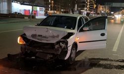 Kırmızı ışıkta bekleyen otomobile arkadan çarptı: 1 yaralı