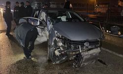 Kontrolden çıkan otomobil bariyerlere çarptı: 2 yaralı