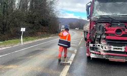 Kontrolden çıkan tır bariyerlere çarparak durabildi