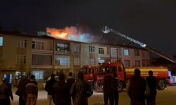 Konya’da 3 katlı apartmanın çatısında yangın paniği
