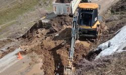 Yağmur sonrası köy yolunda çökme meydana geldi