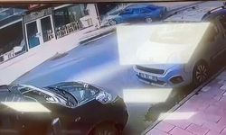 Otomobil mobilya mağazasına girdi