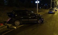 Gece Yarısı Feci Kaza: Araç Trambüs Direğine Çarptı, 4 Yaralı