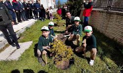 Minik eller doğa için toprağa dokundu