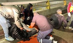 Motosiklet, otomobile arkadan çarptı: 2 yaralı