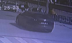 Otomobilin çarptığı motosikletli havada takla attı