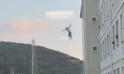 Korku dolu anlar: Yurdun camına çıkan genç hava yastığına atladı