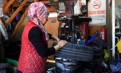 Antalya’da kadın lastik ustası görenleri şaşırtıyor