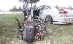 Otomobil kavşakta devrildi: Ortalık savaş alanına döndü