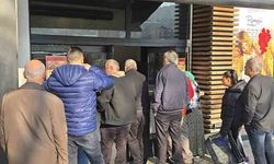 Zonguldak’ta Vatandaşlar Pide İçin Sıraya Girdi