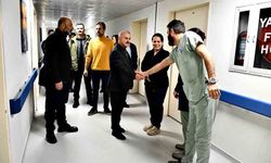 Rektör Sözbir sağlık çalışanları ve hasta ve yakınlarıyla bayramlaştı