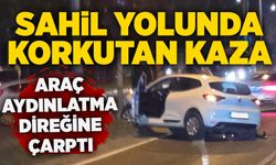 Sahil yolunda korkutan kaza: Araç aydınlatma direğine çarptı