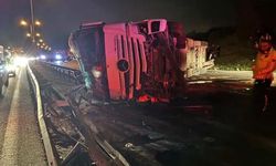 TEM Otoyolu'nda tır devrildi: Kilometrelerce trafik oluştu