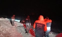 Ağrı’da tipide şarampole kayan araçtaki 4 kişi kurtarıldı