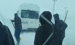 Tipide yolda mahsur kalan vatandaşlar kurtarıldı