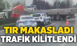 Tır makasladı, trafik kilitlendi