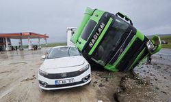 Tır otomobilin üstüne devrildi