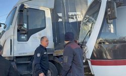 Tramvay ile kamyon çarpıştı: 3 yaralı