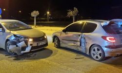 U Dönüşü Kazası: İki Otomobil Çarpıştı, 2 Yaralı