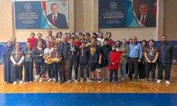 100 sporcu raket salladı, dereceye girenler ödüllendirildi