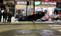 Kontrolden çıkan otomobil 2 iş yerine çarparak devrildi