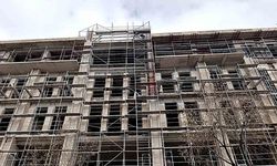 3 işçi maaşlarını alamadıkları iddiasıyla inşaata çıktı