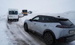 Kar ve tipi 50 kişiyi yolda bıraktı, ekipler kurtardı