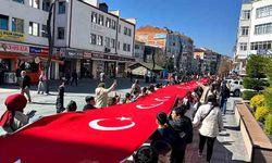 500 öğrenciden 200 metrelik bayrakla anlamlı yürüyüş