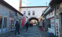 Altından yol geçen cami görenleri şaşırtıyor!