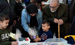 Alzheimer merkezi konukları miniklerin 23 Nisan 'nı kutladı