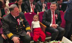 Annesinden elinden kurtulan minik, Vali Arslan'ın koltuğuna oturdu