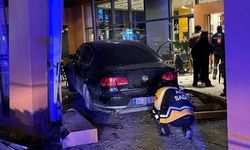 Kontrolden çıkan araç kafeye daldı: 6 yaralı