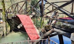 Dere üzerindeki asma köprü çöktü: 2 hafif yaralı