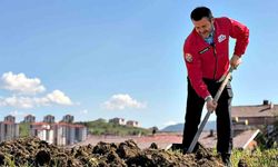 Başkan Çetinkaya bademin karşılığını tarlada verdi