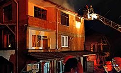 3 katlı binada yangın: Üst kat küle döndü